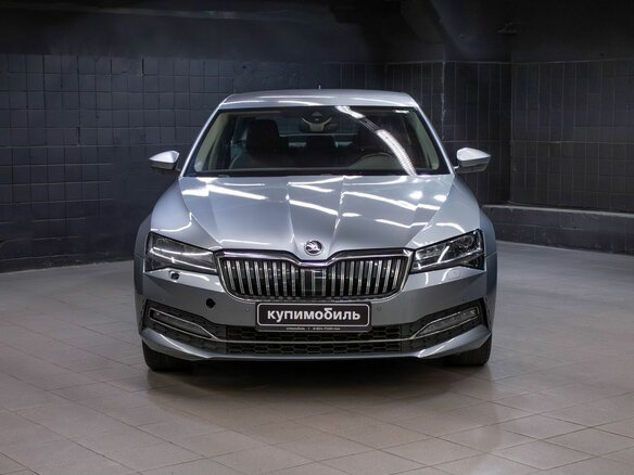 2021 Skoda Superb III Рестайлинг, серый, 1847000 рублей - вид 1