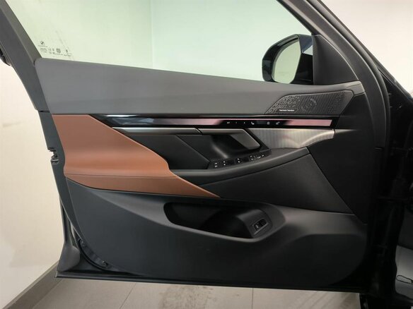 2025 BMW 5 серии 530i xDrive VIII (G60/G61/G68), чёрный, 9990000 рублей - вид 19