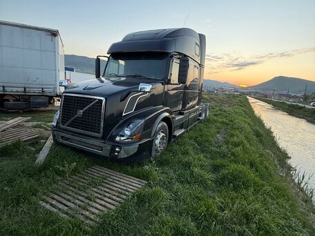 2004 Volvo VNL, чёрный, 4300000 рублей, вид 4