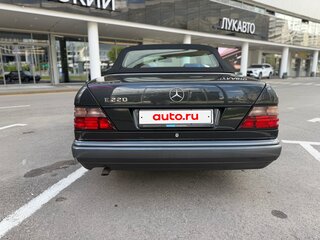 1993 Mercedes-Benz E-Класс 220 I (W124), чёрный, 2700000 рублей, вид 4