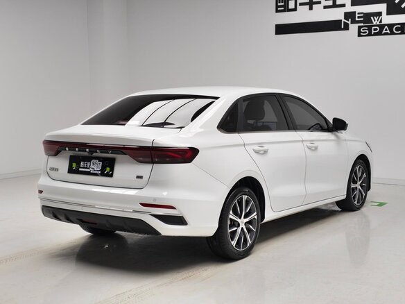 2023 Geely Emgrand II, серебристый, 920000 рублей - вид 3