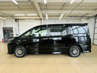 2019 Toyota Voxy III (R80) Рестайлинг, чёрный, 2999900 рублей, вид 3