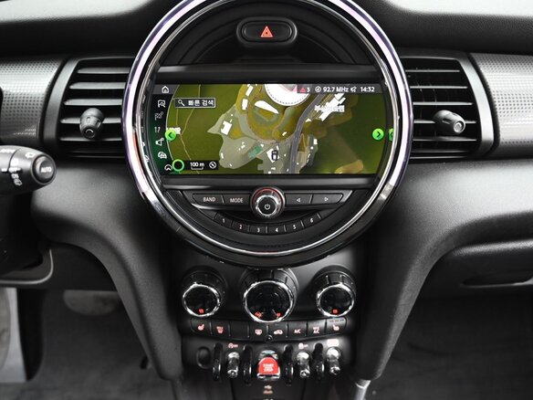 2023 Mini Hatch Cooper III (F55/F56) Рестайлинг 2, красный - вид 9