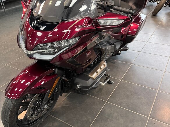 2025 Honda GL 1800 Gold Wing, красный, 3200000 рублей