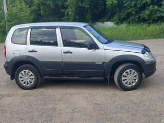 2011 Chevrolet Niva I Рестайлинг, серебристый, 564000 рублей, вид 3
