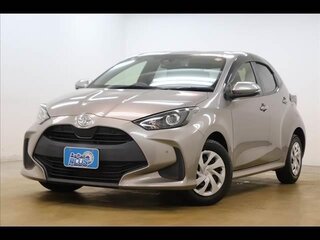 2022 Toyota Yaris IV, золотистый, 1094000 рублей, вид 1