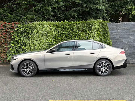 2025 BMW 5 серии 525i VIII (G60/G61/G68), бежевый, 5490000 рублей, вид 3