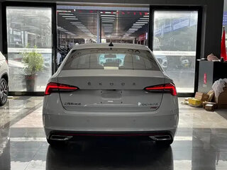 2023 Skoda Octavia IV (A8), белый, 2590000 рублей, вид 5