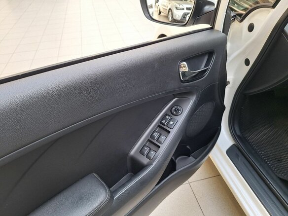 2019 Kia Cerato III Рестайлинг (Classic), белый, 1430000 рублей - вид 16