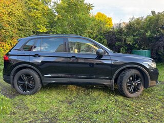 2022 Volkswagen Tiguan II Рестайлинг, чёрный, 3050000 рублей, вид 2