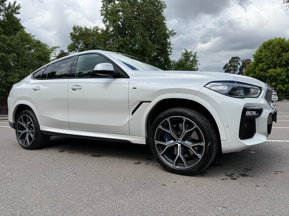 2021 BMW X6 40d III (G06), белый, 6200000 рублей - вид 13