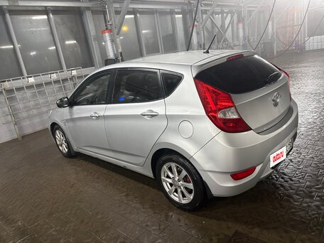 2013 Hyundai Solaris I, серебристый, 550000 рублей, вид 2