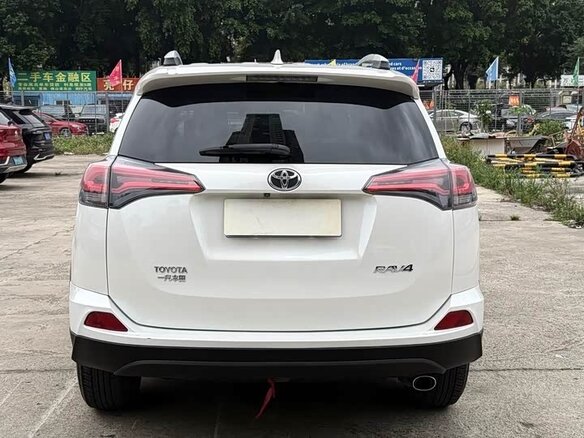 2018 Toyota RAV4 IV (XA40) Рестайлинг, белый, 1750000 рублей - вид 3