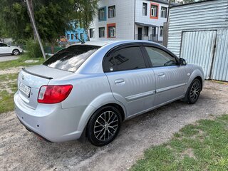 2009 Kia Rio II Рестайлинг, серебристый, 370000 рублей, вид 3