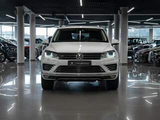 2017 Volkswagen Touareg II Рестайлинг, белый, 3380000 рублей, вид 3