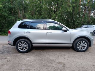 2013 Volkswagen Touareg II, серебристый, 2670000 рублей, вид 3