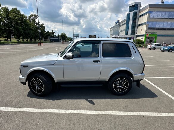 2019 Lada (ВАЗ) 2121 (4x4) Urban I Рестайлинг, серебристый, 795000 рублей - вид 2