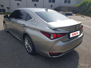 2025 Lexus ES 300h VII Рестайлинг 2, серебристый, 6711757 рублей, вид 2