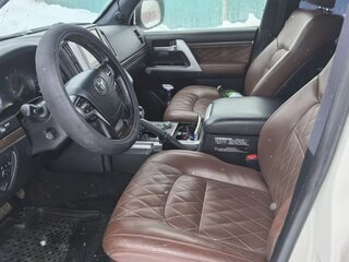 2017 Toyota Land Cruiser 200 Series Рестайлинг 2, белый, 6900000 рублей, вид 3
