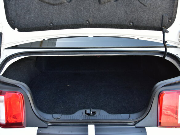 2011 Ford Mustang V Рестайлинг, белый, 1750000 рублей - вид 9