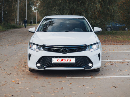 2015 Toyota Camry VII (XV50) Рестайлинг, белый, 1899000 рублей, вид 2