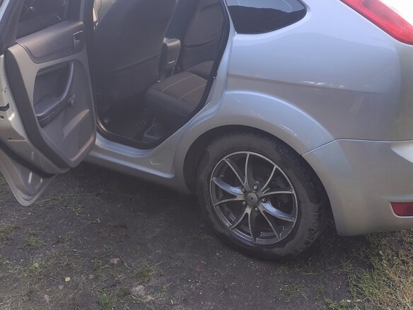 2011 Ford Focus II Рестайлинг, серебристый, 575000 рублей - вид 2