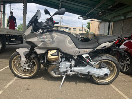 2023 Moto Guzzi V100 Mandello S, серый, 1100000 рублей, вид 2