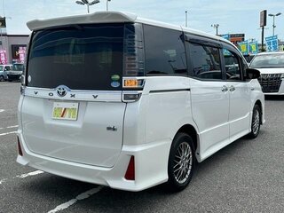 2018 Toyota Voxy III (R80) Рестайлинг, белый, 1688008 рублей, вид 3