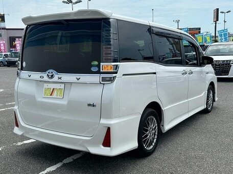 2018 Toyota Voxy III (R80) Рестайлинг, белый, 1688008 рублей, вид 3