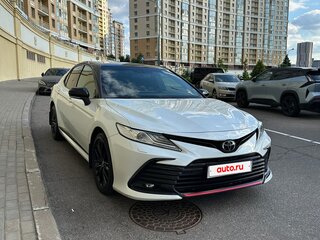 2021 Toyota Camry VIII (XV70) Рестайлинг, белый, 3500000 рублей, вид 4