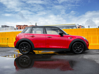 2020 Mini Hatch Cooper III (F55/F56) Рестайлинг, красный, 2349000 рублей, вид 4