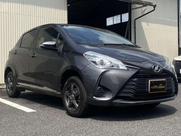 2018 Toyota Vitz III (XP130) Рестайлинг, серый, 990000 рублей