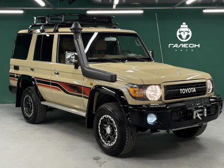 2022 Toyota Land Cruiser 76 70 Series Рестайлинг 1, бежевый, 8900000 рублей, вид 1