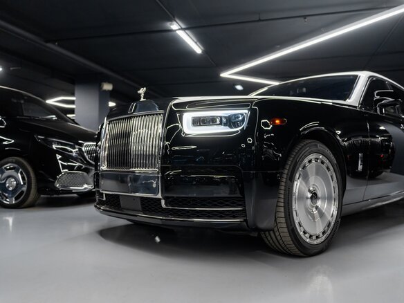 2019 Rolls-Royce Phantom VIII (Series I), белый, 37000000 рублей - вид 1
