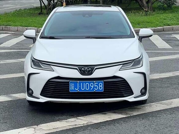 2022 Toyota Corolla XII (E210) Рестайлинг, белый - вид 2