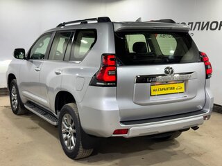 2018 Toyota Land Cruiser Prado 150 Series Рестайлинг 2, серебристый, 5200000 рублей, вид 3