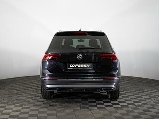 2017 Volkswagen Tiguan II, чёрный, 2190000 рублей, вид 4