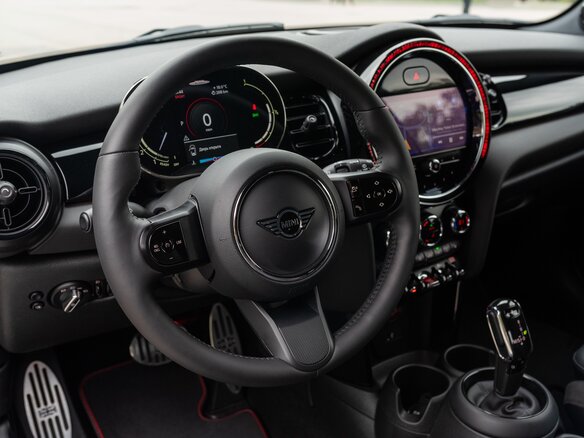 2021 Mini Hatch Cooper III (F55/F56) Рестайлинг 2, чёрный, 3790000 рублей - вид 34