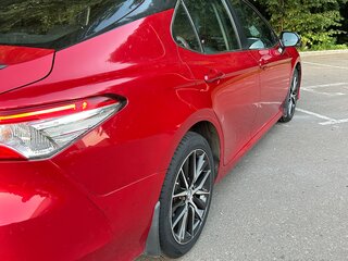 2021 Toyota Camry VIII (XV70) Рестайлинг, красный, 2880000 рублей, вид 5