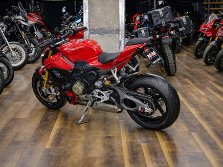 2026 Ducati Streetfighter V4, красный, 3090000 рублей, вид 2