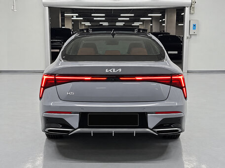 2023 Kia K5 III Рестайлинг, серый, 2730000 рублей, вид 4
