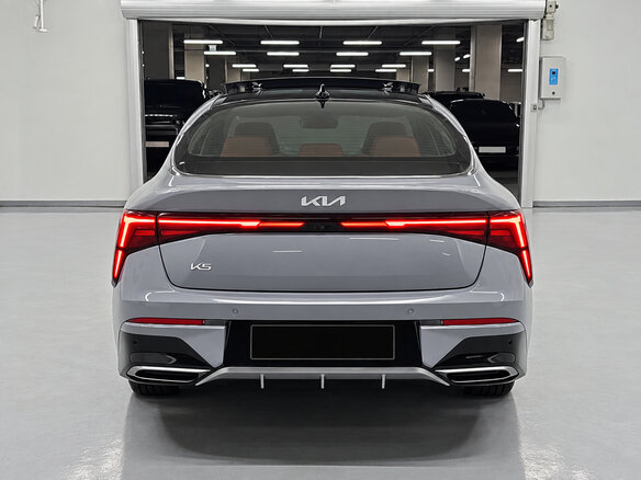 2023 Kia K5 III Рестайлинг, серый, 2690000 рублей - вид 3