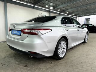 2020 Toyota Camry VIII (XV70), серебристый, 3349000 рублей, вид 5