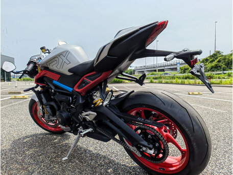 2026 Triumph Street Triple, серебристый, 1400000 рублей, вид 4