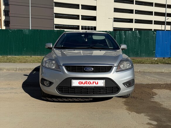 2010 Ford Focus II Рестайлинг, серебристый, 470000 рублей - вид 1