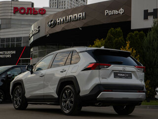 2025 Toyota RAV4 V (XA50), белый, 3848000 рублей, вид 5