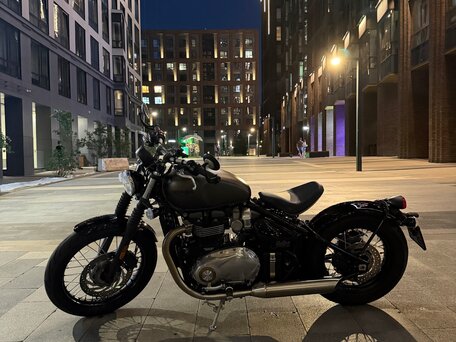 2017 Triumph Bonneville Bobber, серый, 1250000 рублей, вид 2