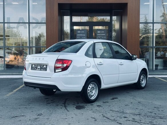 2026 Lada (ВАЗ) Granta I Рестайлинг, белый - вид 3
