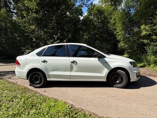 2017 Volkswagen Polo V Рестайлинг, белый, 650000 рублей, вид 2