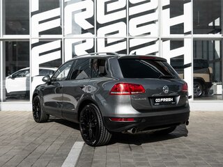 2010 Volkswagen Touareg II, серый, 1590000 рублей, вид 2